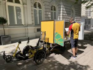 Kurierfahrer mit elektrischem Lastenrad.