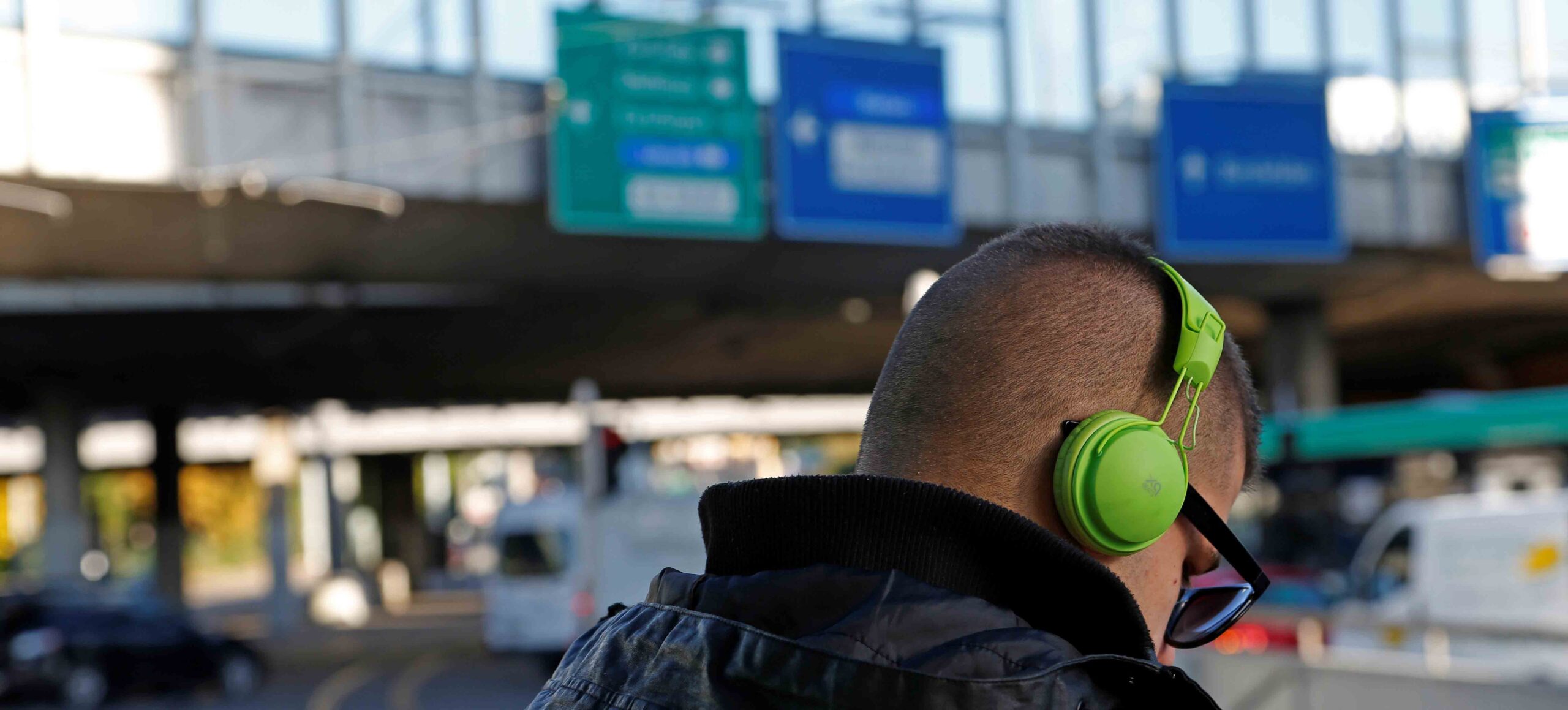 Person mit Kopfhörer auf