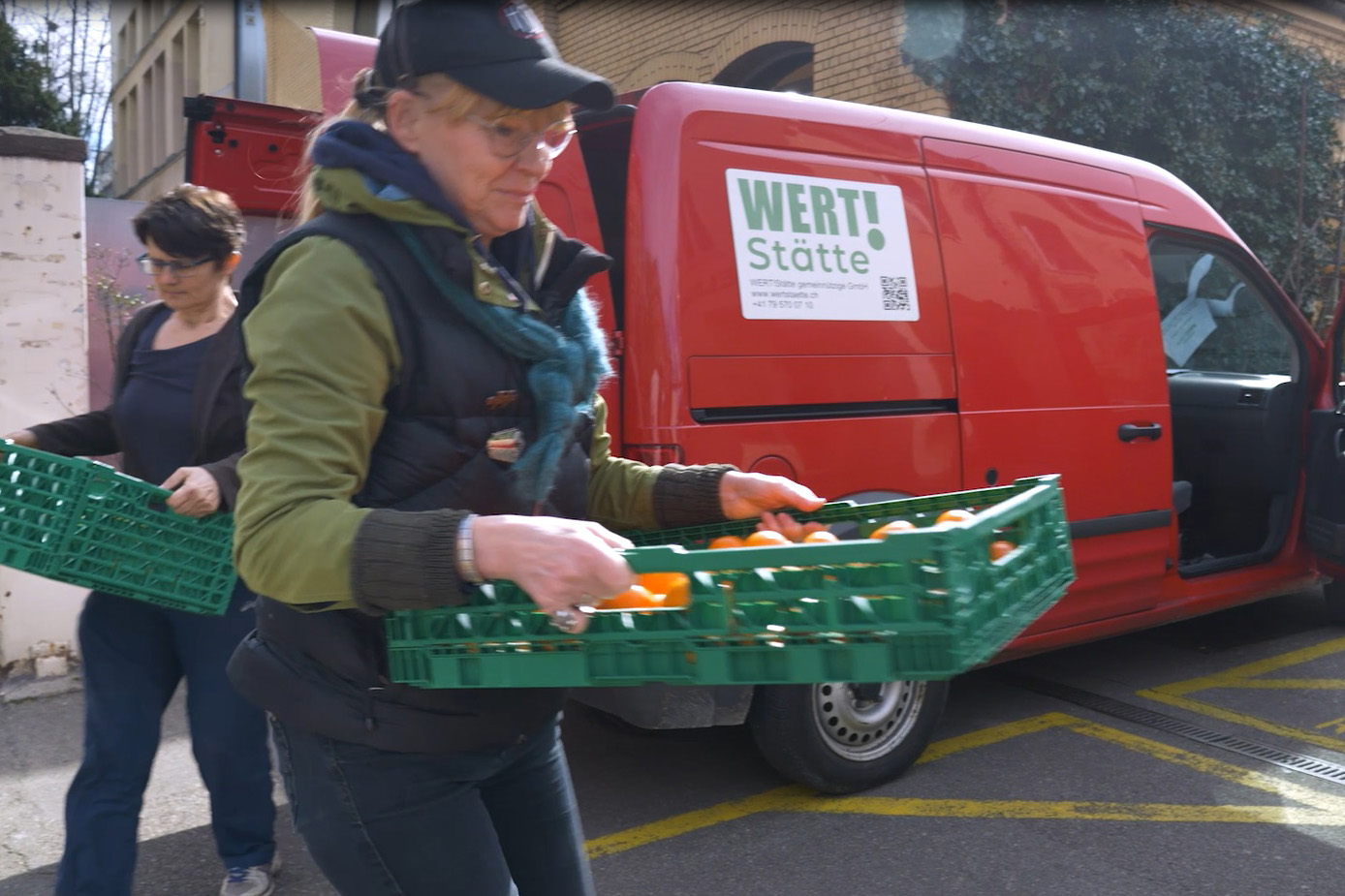 Lieferantinnen der WERT!Stätte mit Obstkisten