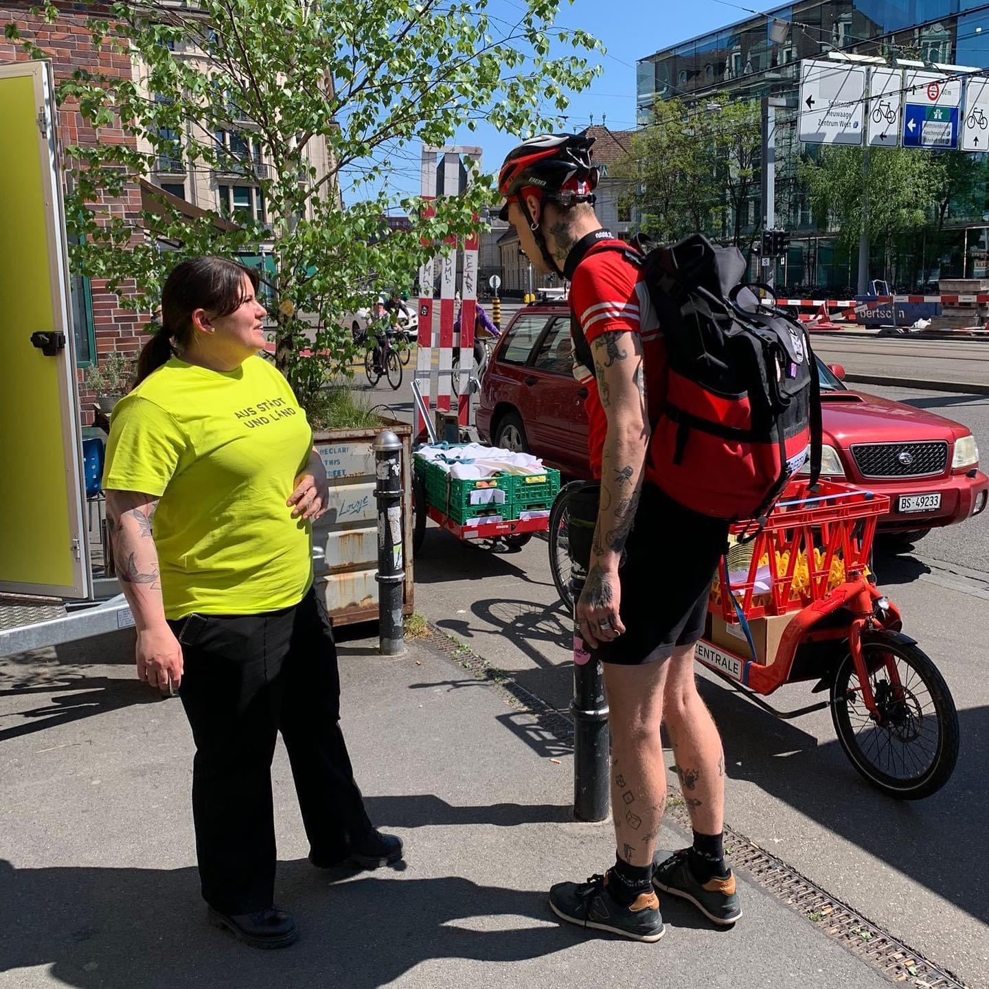 Fahrradkurier bei der Übergabe