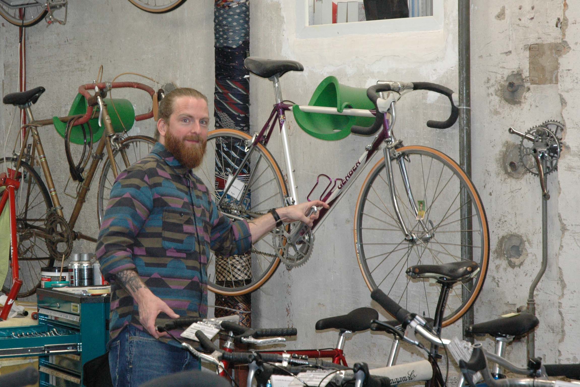 Kein Velo gleicht dem anderen: Jährlich macht das zweifach-Team viele Occasionfahrräder wieder fahrtüchtig.