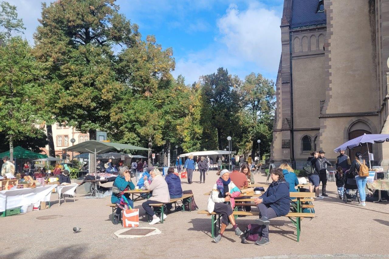 Menschen an einem Quartiermarkt