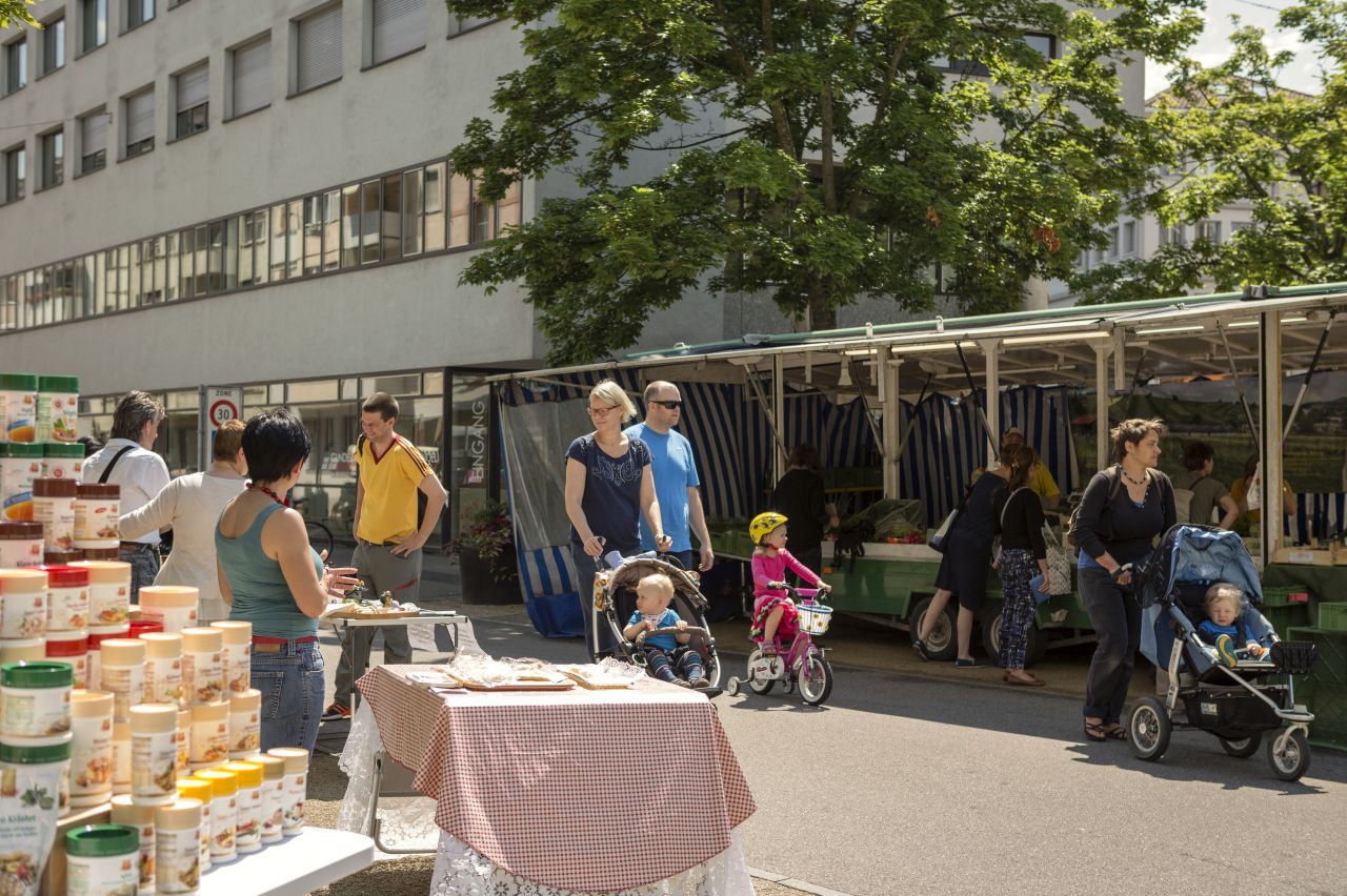 Menschen an Quartiermarkt