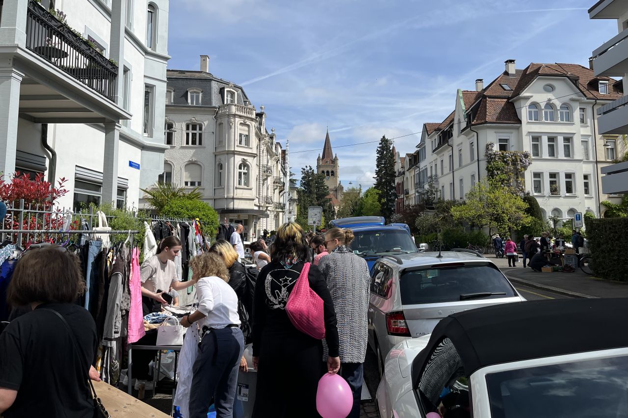 Quartierflohmarkt, Menschen verkaufen und kaufen alte Dinge und Kleider