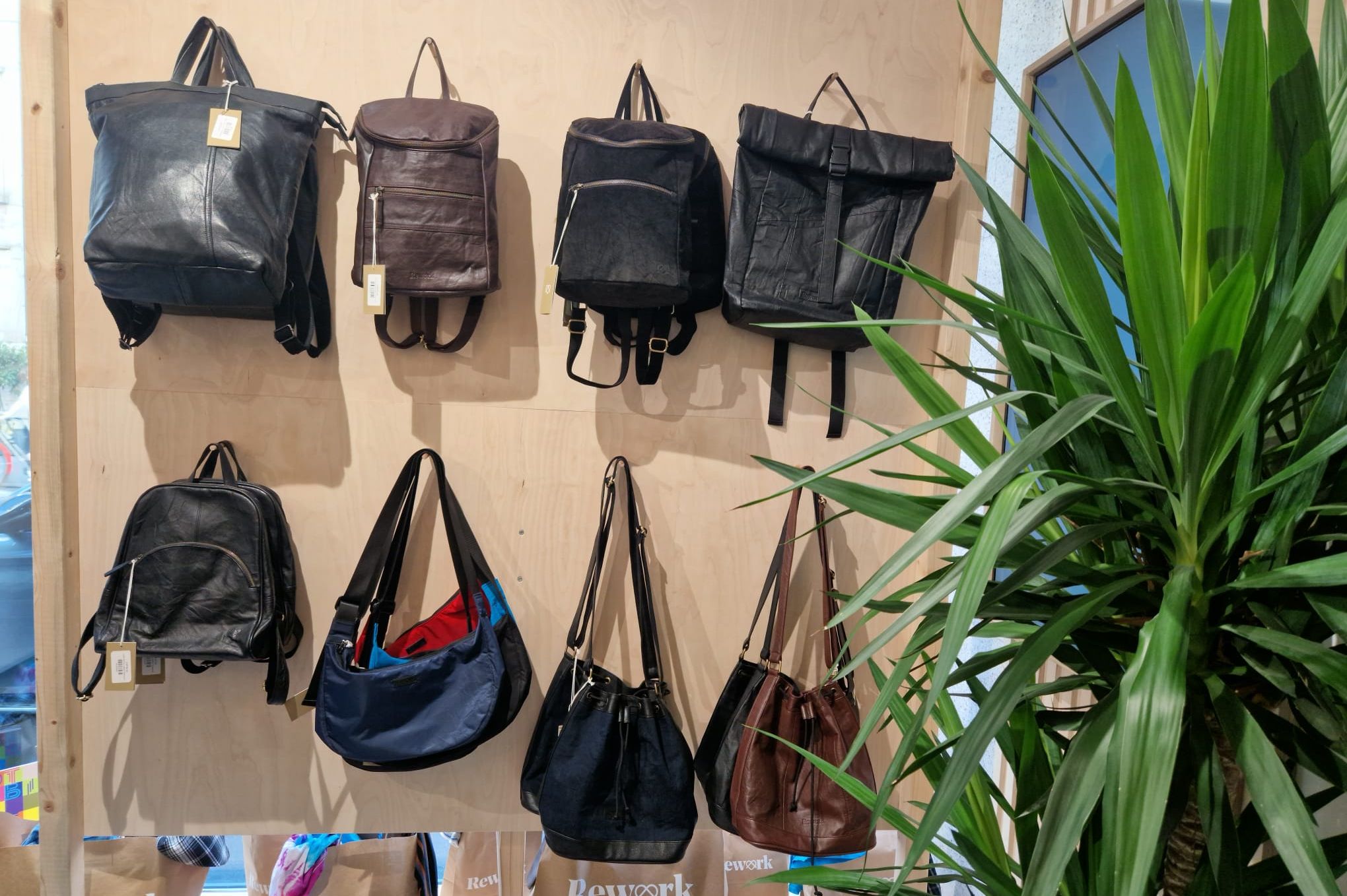 Taschen hängen an der Wand