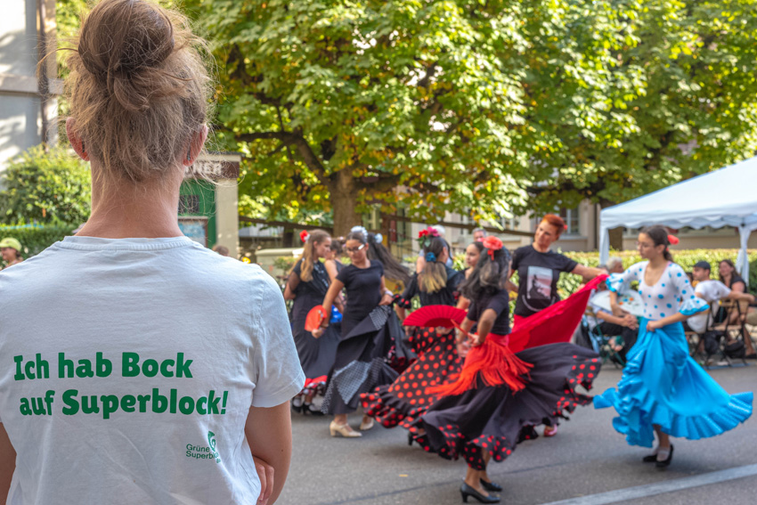 Tanzende Menschen auf einem Strassenfest