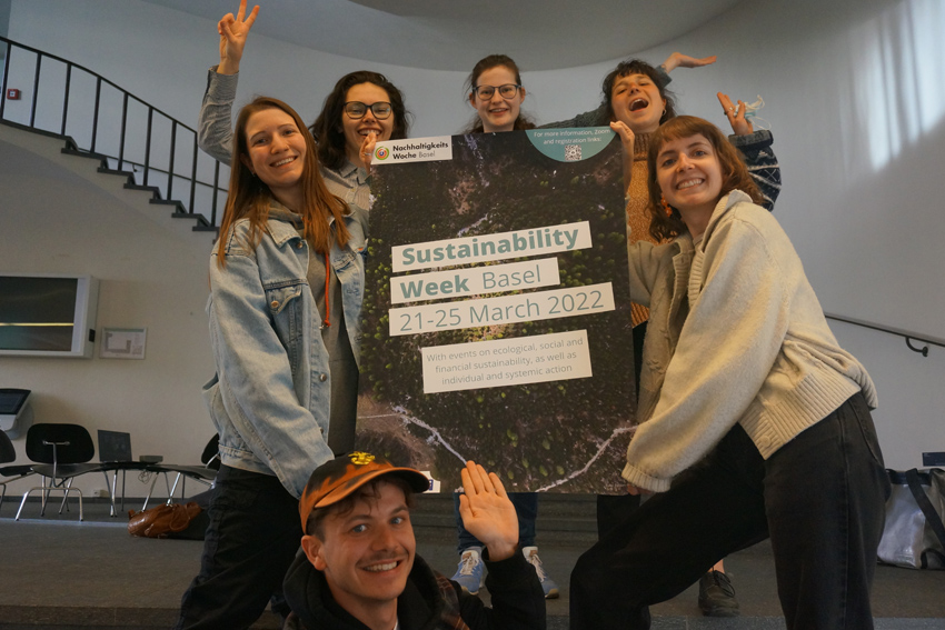 Team der Universität mit einem Plakat in den Händen. Schrift: Sustainability Week Basel 21-25 March 2022