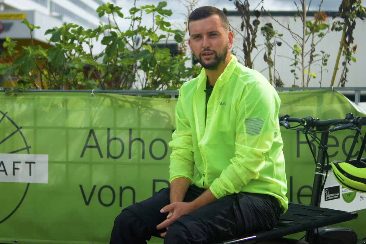 Florian Omlin sitzt auf seinem Cargobike.