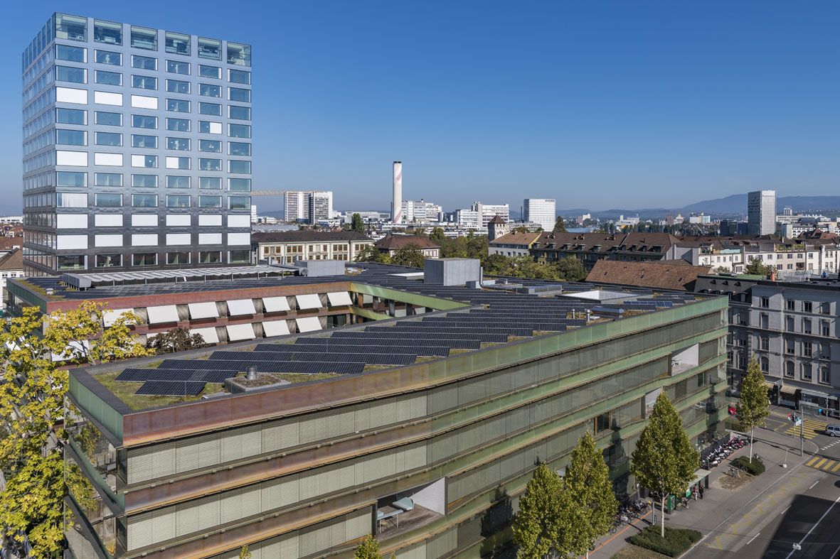 Solaranlage auf dem Dach des Unispitals