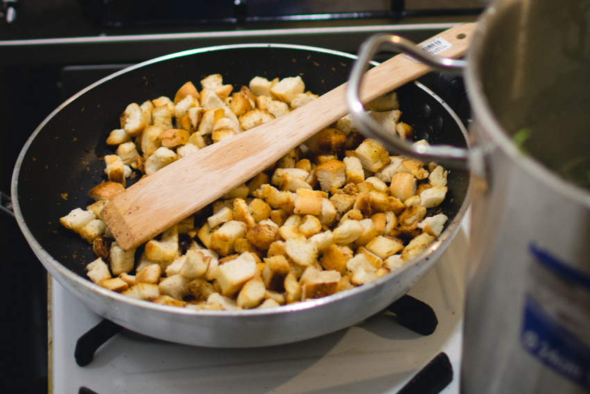 Älteres Brot wird zu Croutons umgewandelt.