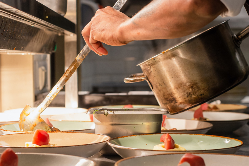 4. Eine gute Methode, die Lebensmittelverschwendung in Restaurants zu senken: kleinere Portionen, dafür einen Nachschlag anbieten.