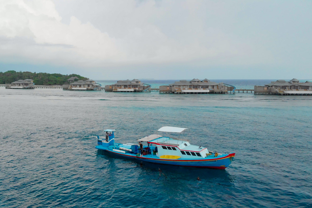 Ressort auf Insel mit Schiff