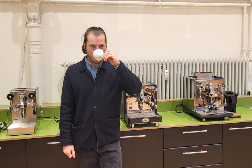 3) An der Güterstrasse 140 gibt es unter anderem einen Kursraum. Philipp Schallberger präsentiert verschiedene Kaffeemaschinen, deren Stärken und Schwächen zusätzlich auf dem YouTube-Kanal der Kaffeemacher GmbH vorgestellt werden.