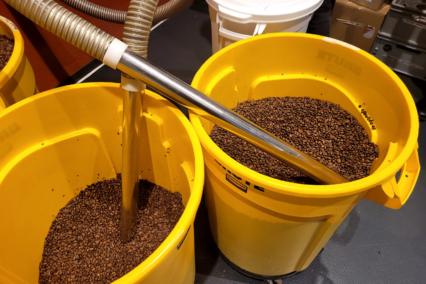 5) Die vor Ort gerösteten und abgepackten Kaffeebohnen aus nachhaltiger Produktion sind in den beiden Cafés der «Kaffeemacher» und ihrem Shop im Kleinbasel sowie online erhältlich.