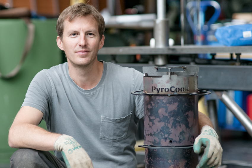 Stephan Gutzwiller, Umweltwissenschaftler und Energieingenieur, beschäftigt sich seit gut zehn Jahren mit der Herstellung und Verwendung von Pflanzenkohle.