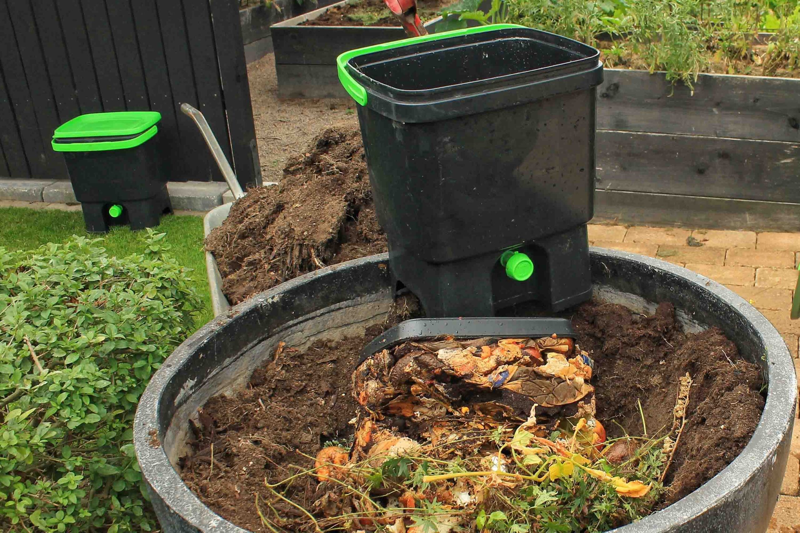 Bokashi-Kompostbehälter mit Bioabfall