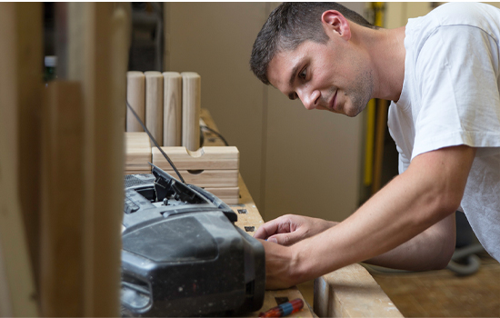 Mann am Reparieren eines Radios