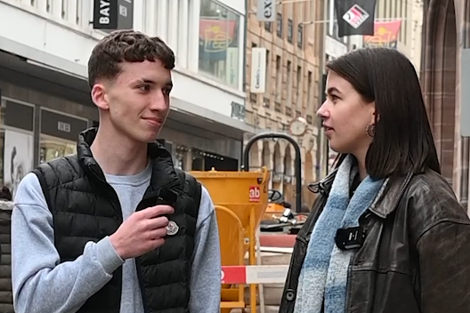 Nadine befragt einen jungen Mann