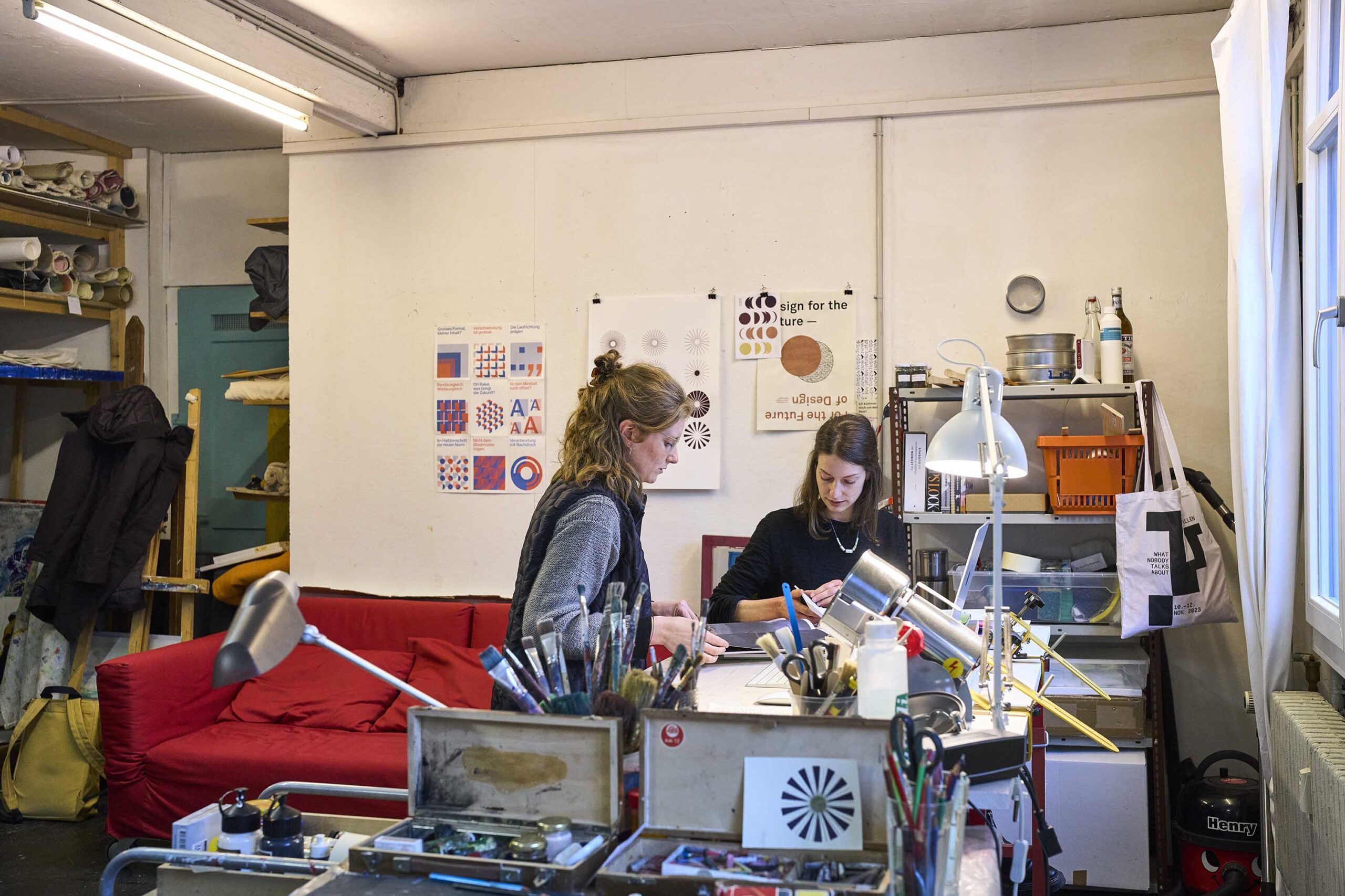 Mit viel Kreativität kann Kommunikation mit weniger Rohstoffen und Energie auskommen, sind Ladina Ingold (l.) und Katharina Scheller überzeugt.