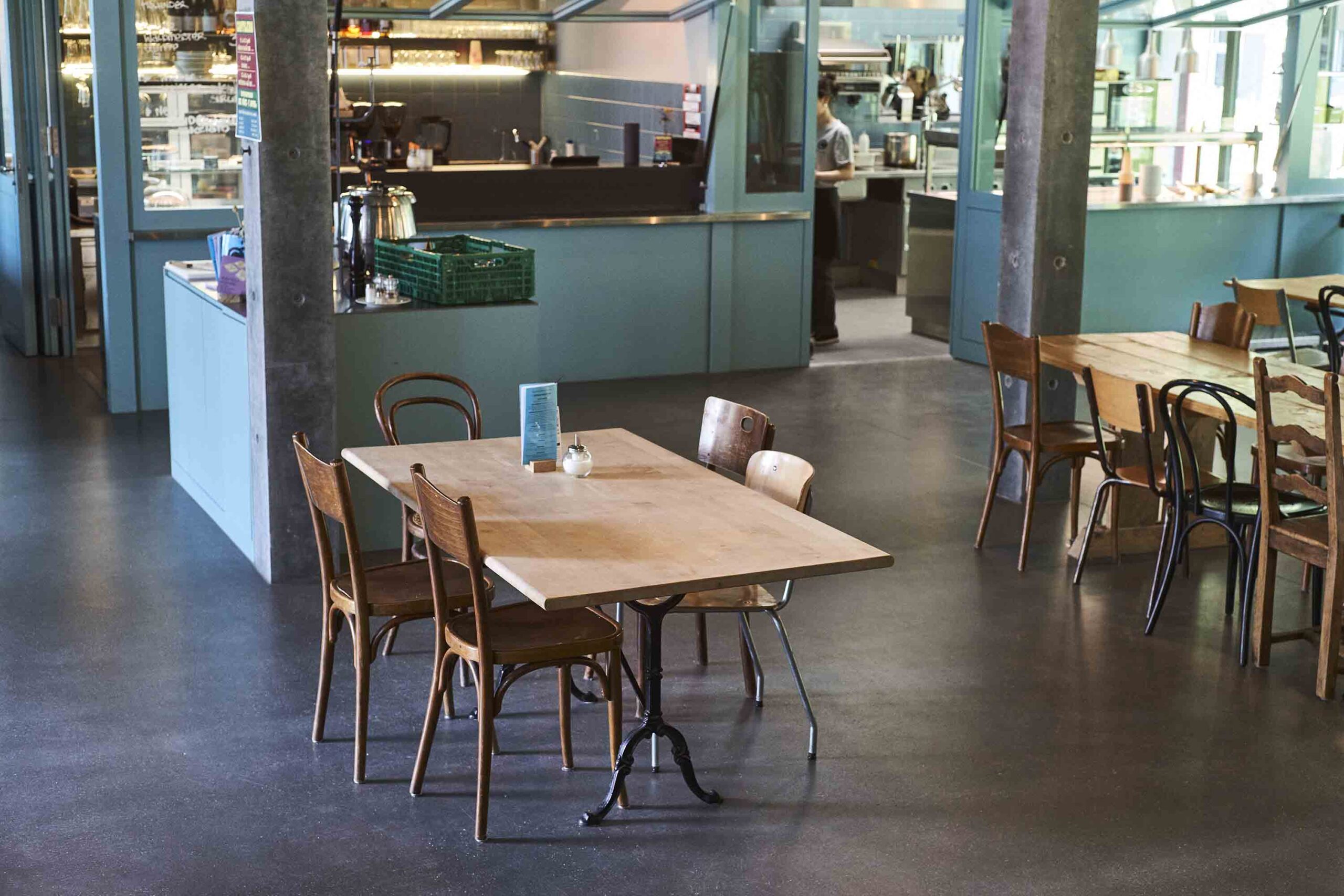 Tische und Stühle mit Geschichte