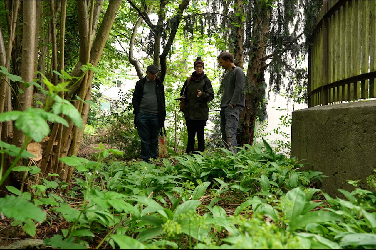 Verein Natur in Basel bei einer Gartenberatung