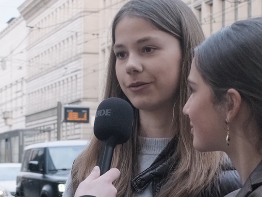 Strassenumfrage mit zwei Frauen.