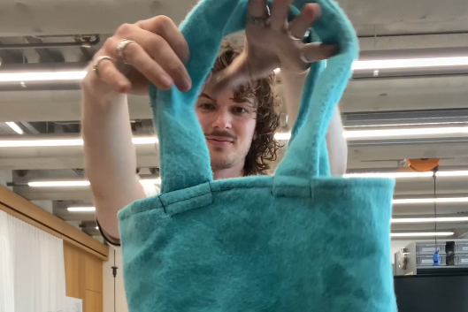 Gian mit einer selber genähten Upcycling-Tasche