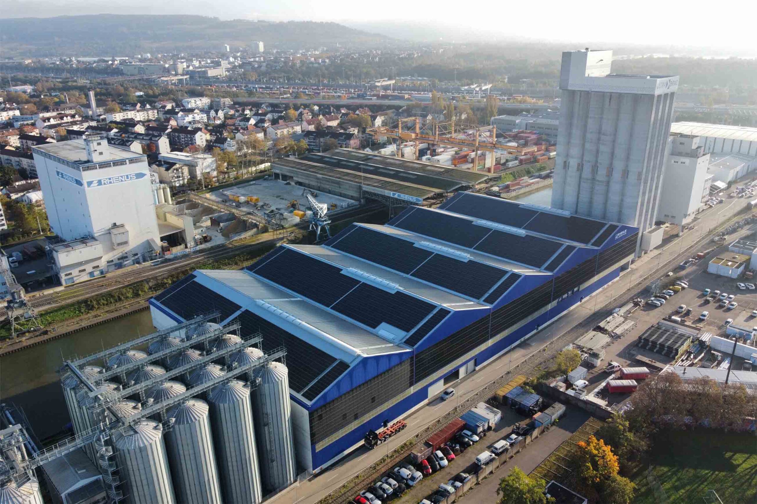 Drohnenaufnahme der PV-Anlage des Terminals 4 von der Rhenus Logistics AG