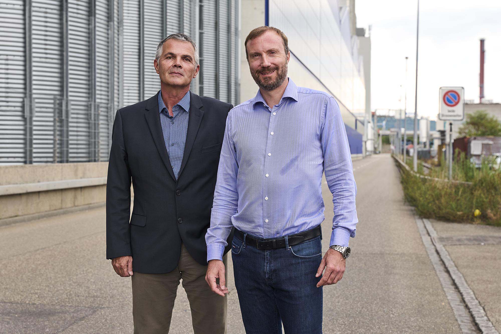 Thomas Zaugg (im Anzug) und Lukas Curschellas (im blauen Hemd)