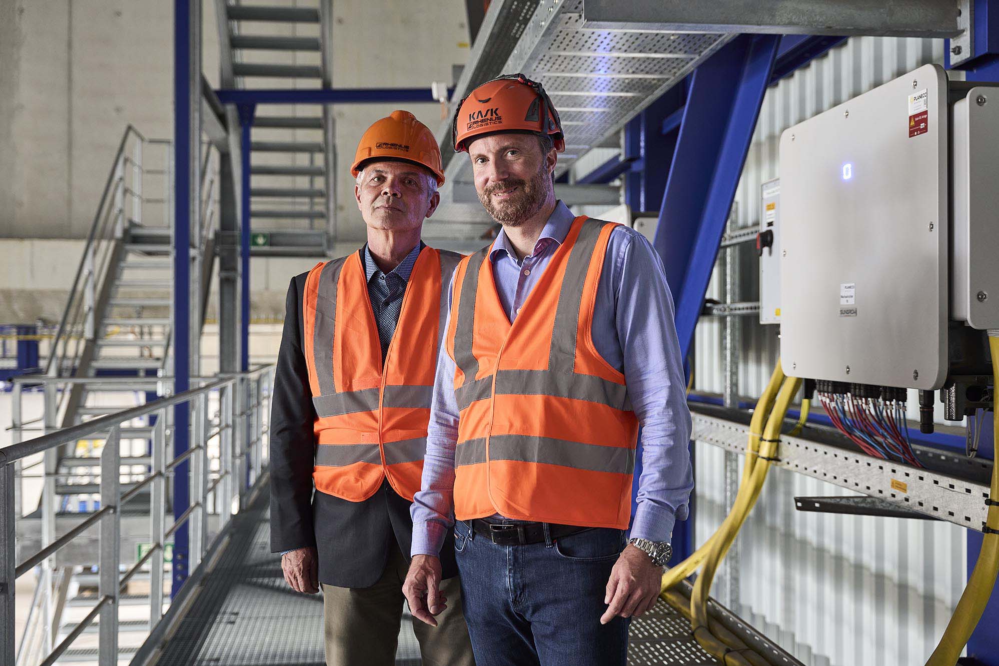Thomas Zaugg (links) und Lukas Curschellas (rechts) in Baustellenkleidung.