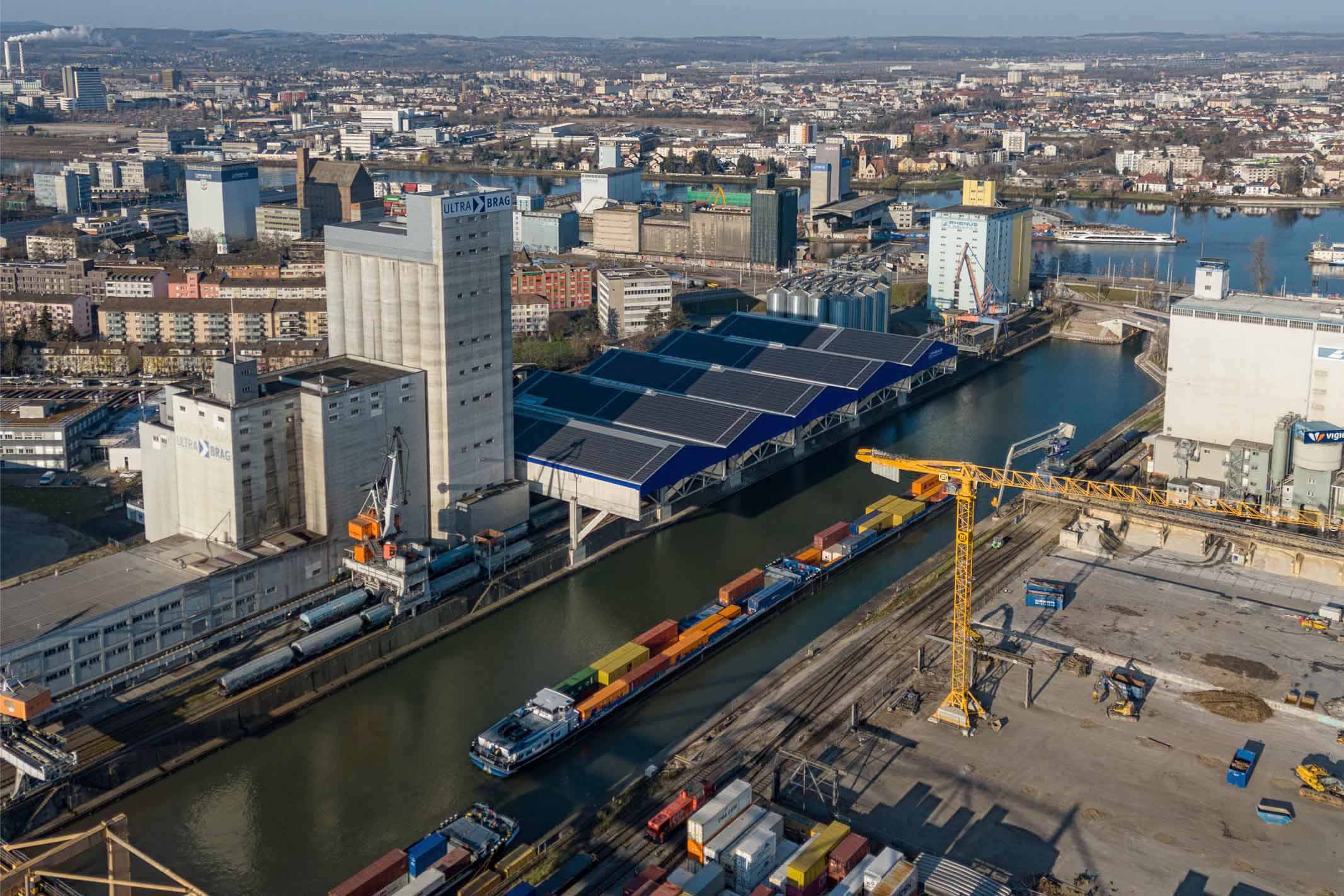Drohnenaufnahme von der grossen PV-Anlage des Terminals 4 der Rhenus AG.