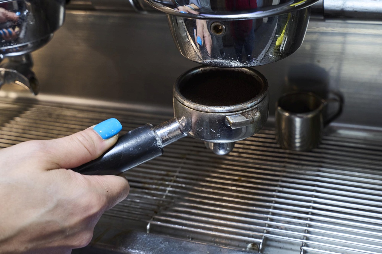 Einen Siebträger mit fein gemahlenem Kaffeepulver wurde gefüllt.