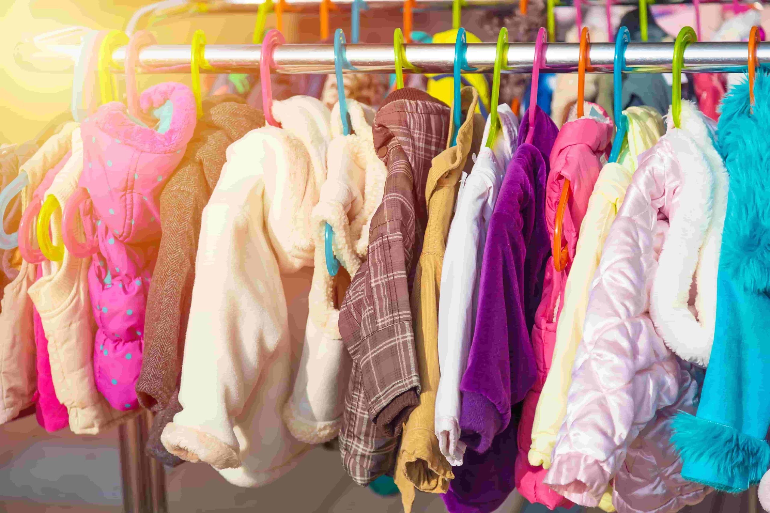Kinderkleider an Bügeln