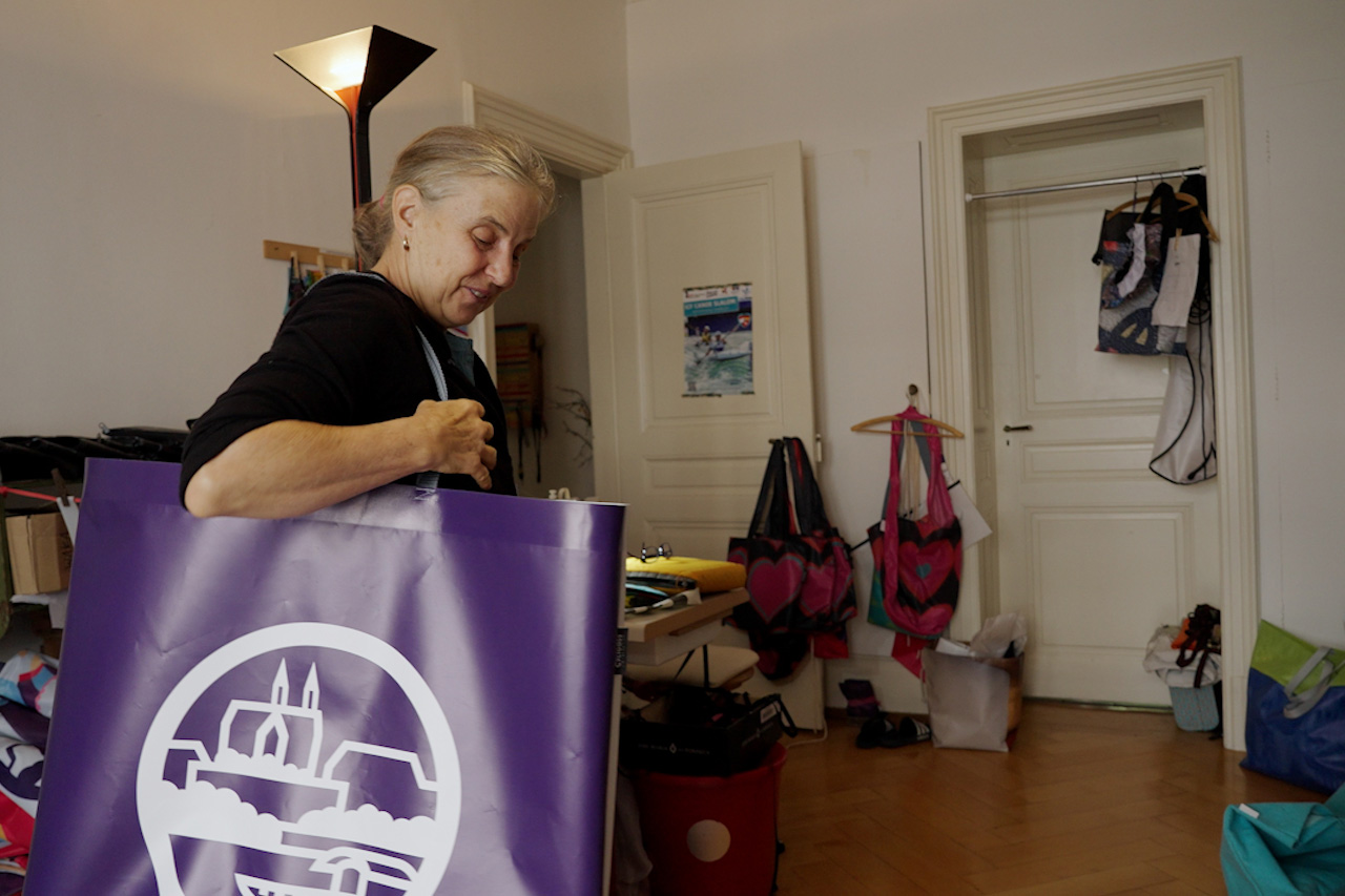 Christine Buser mit einer grossen Tasche, hergestellt aus Material von der UEFA Women's Euro.