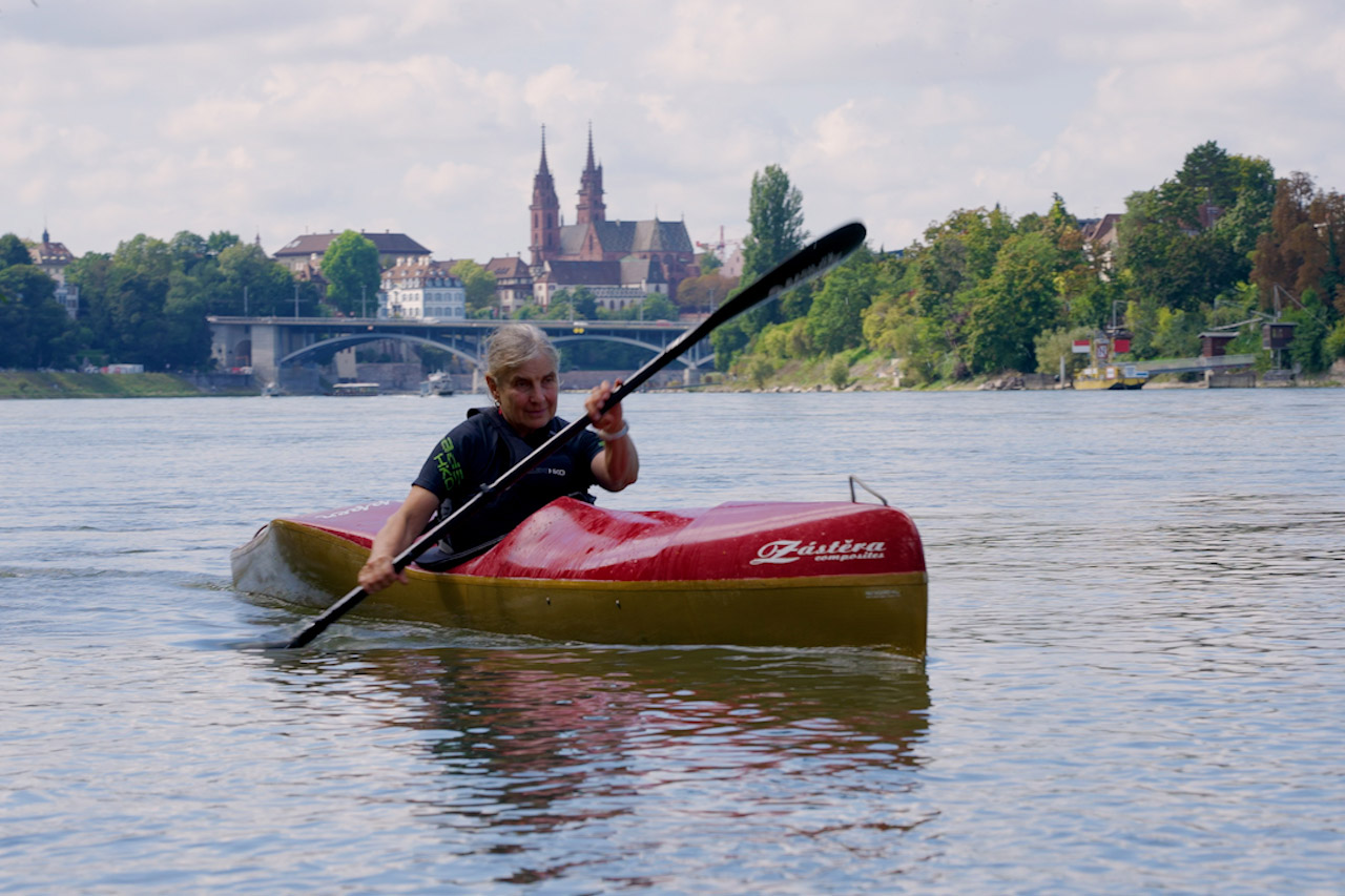 Christine Buser in ihrer Freizeit in einem Kajak auf dem Rhein.