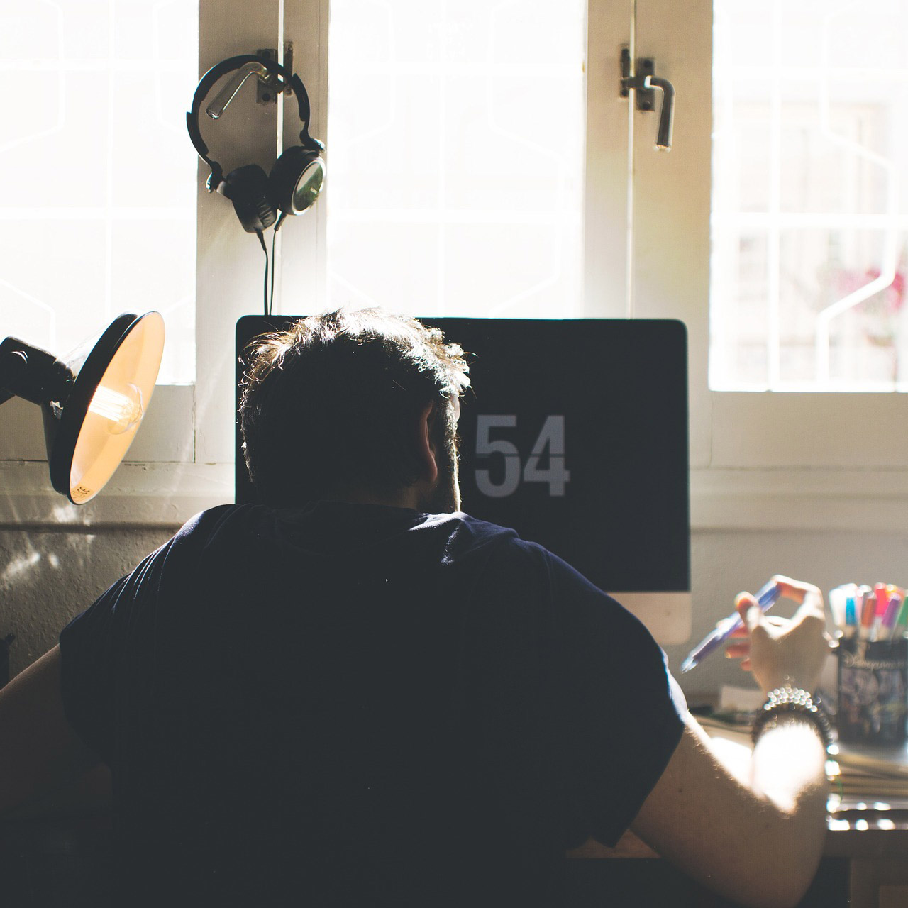 Mann arbeitet im Homeoffice