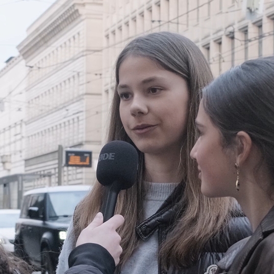 Strassenumfrage mit zwei Frauen.