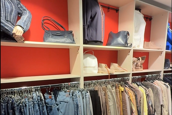 Ein Laden mit vielen verschiedenen Kleidungsstücken.