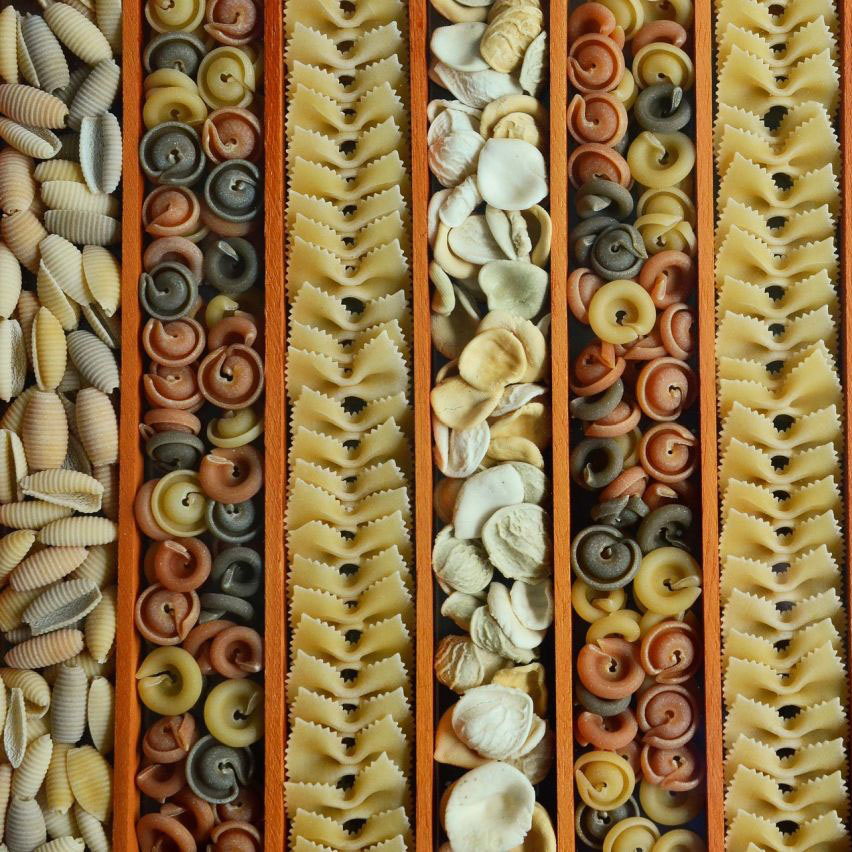 verschiedene, farbige Teigwaren