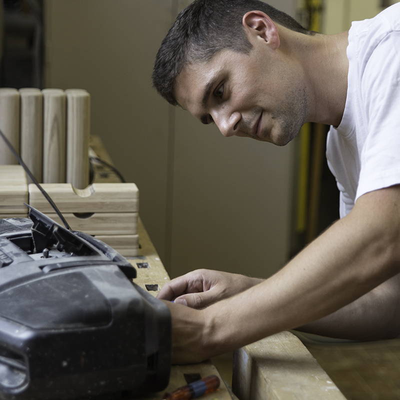 Ein Mann repariert ein Radio.