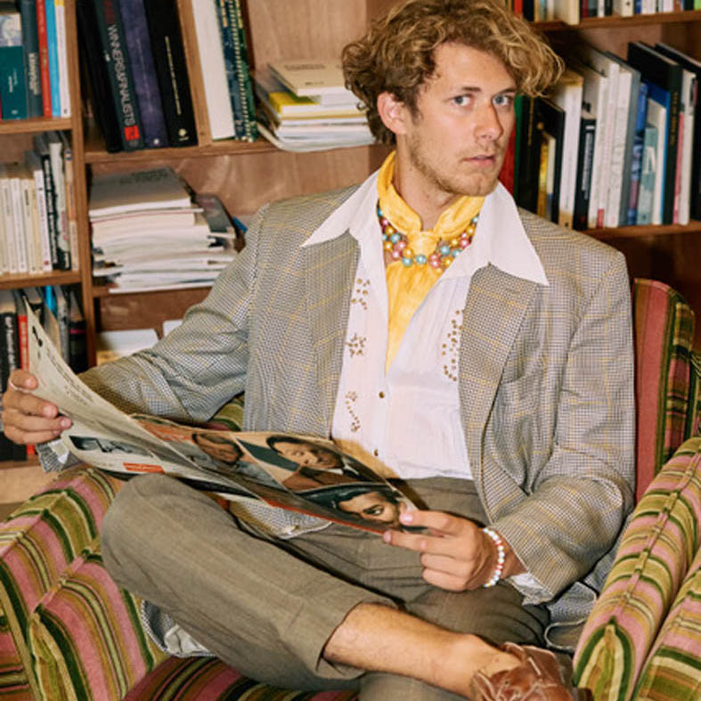 Mann in einem modischen Secondhand-Outfit