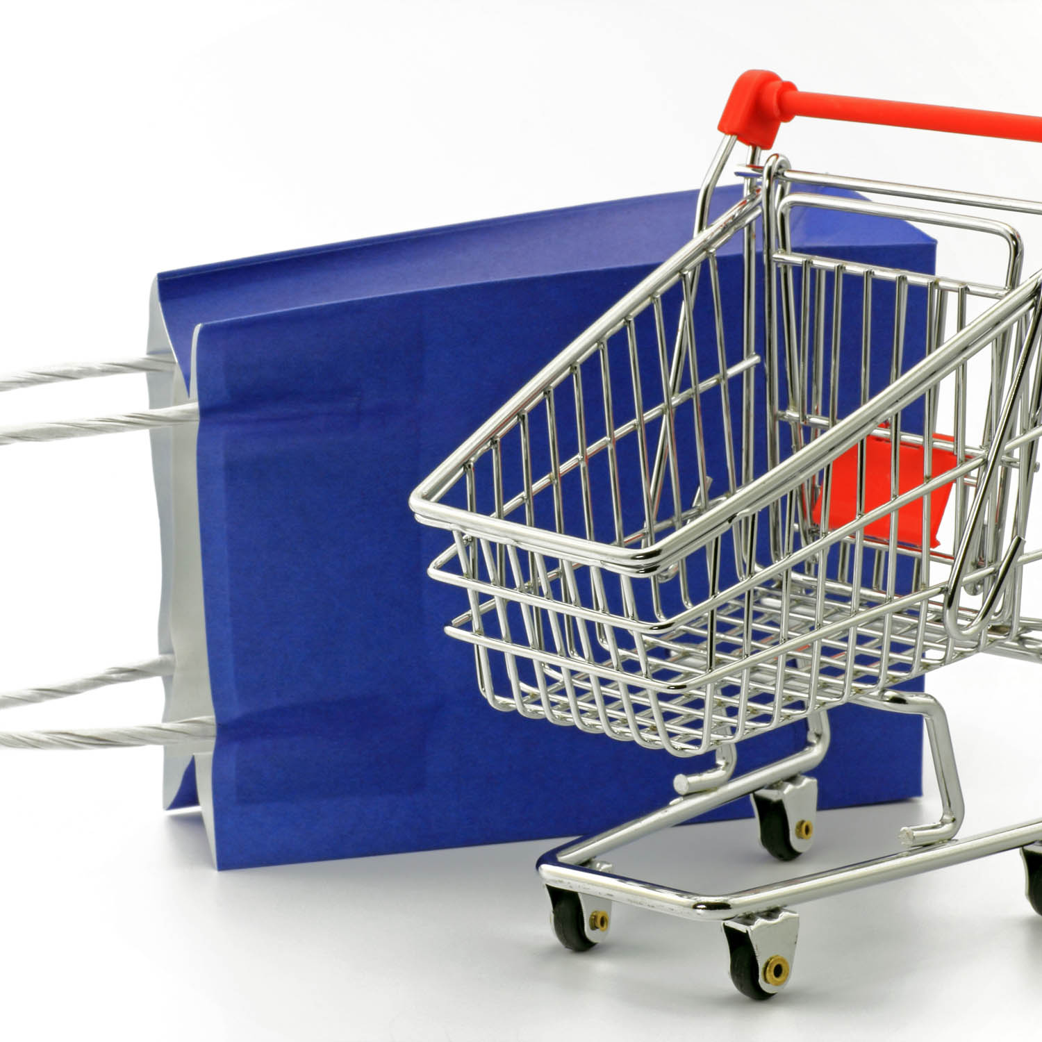 leerer Einkaufswagen und leere Einkaufstüte
