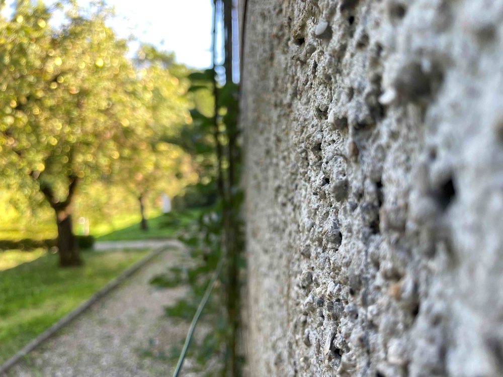 Detailaufnahme der Klostermauer mit Garten im Hintergrund
