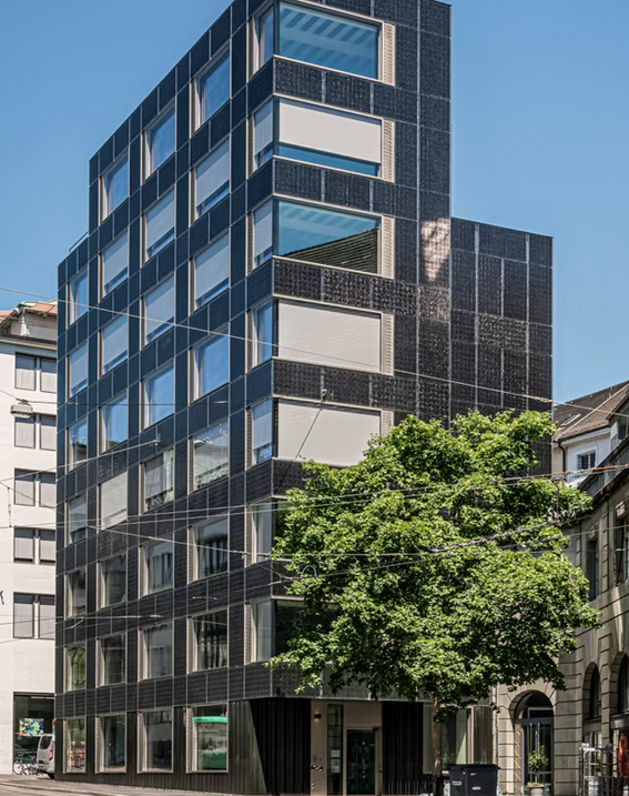 Aussenansicht des AUE-Bürogebäudes mit der Photovoltaik-Fassade