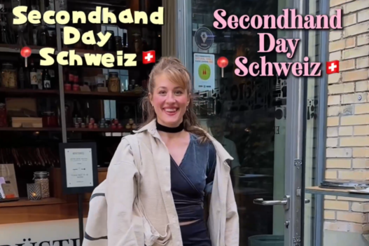 Sophie steht vor einem Laden und lächelt.