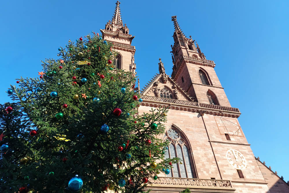 Weihnachtsbaum vor dem Basler Münster