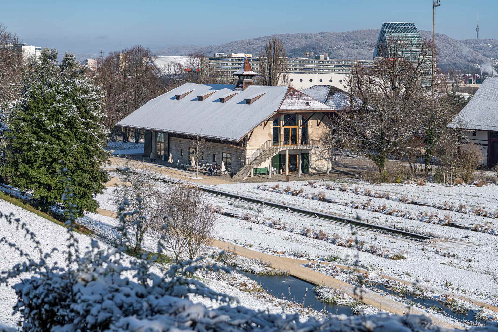 Gebäude und Feld im Schnee