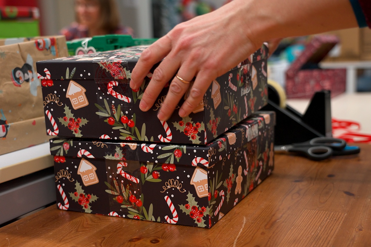 Zwei Schuhkartongeschenke werden aufeinander gestapelt.