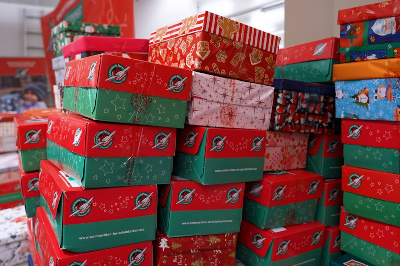 Ein Stapel von mehrerer gefertigter Schuhkartongeschenke.