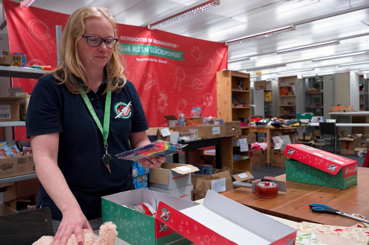 Franziska Libsig inspiziert einen verpackten Schuhkarton.